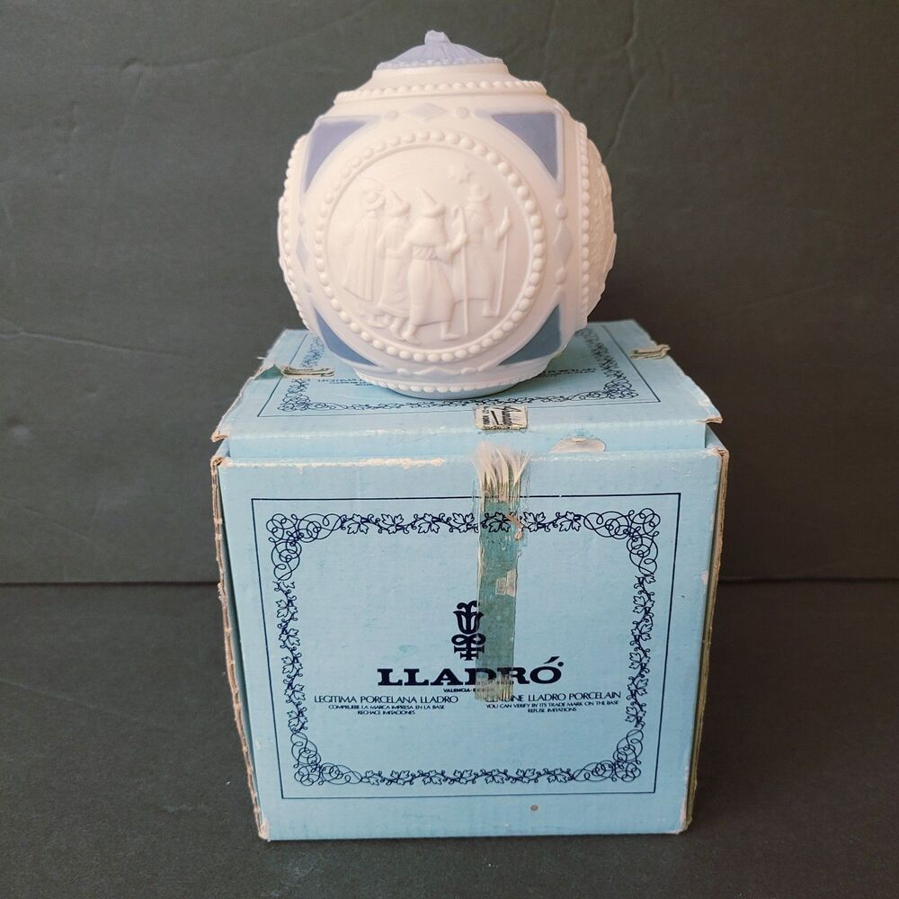 Lladro Christmas Ornament Ball Relief Scene Spain w/ Original Box